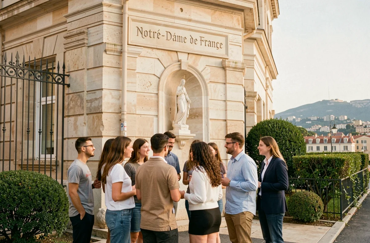 Lycéens devant la façade du lycée Notre-Dame de France à Marseille