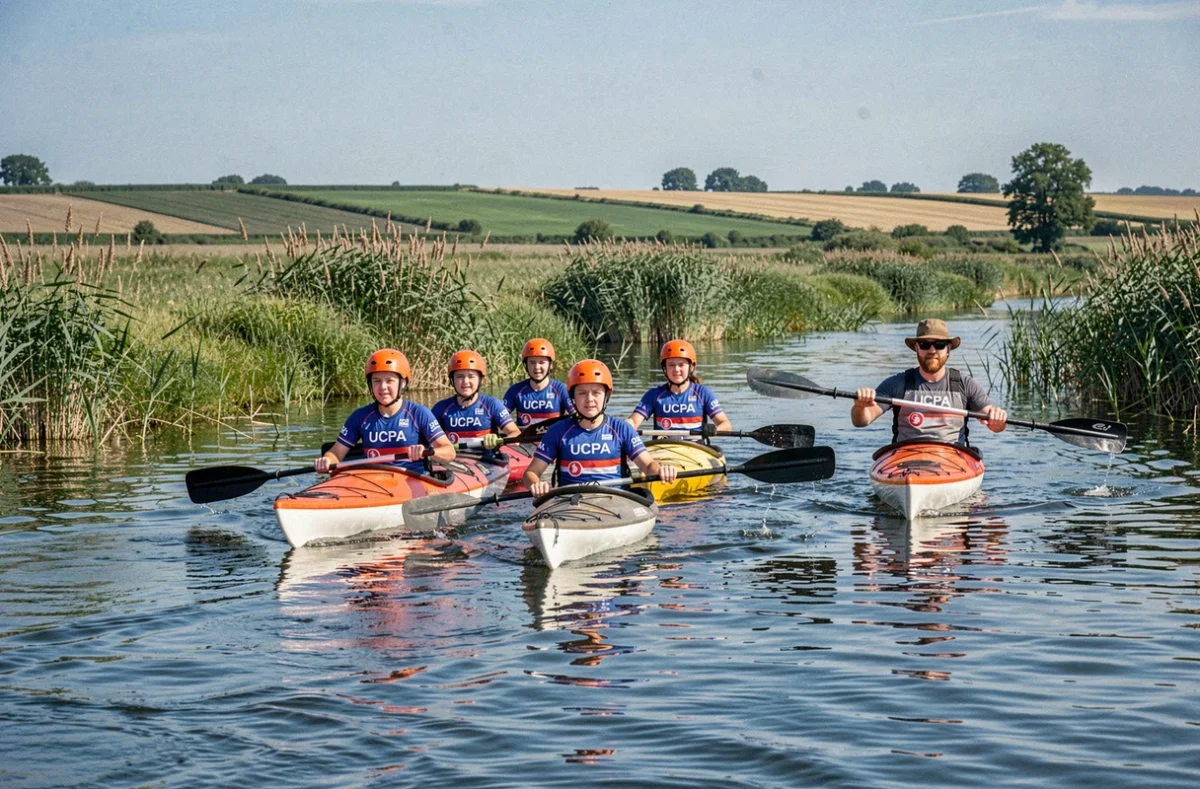Adolescents faisant du kayak sur une rivière du Nord lors d'une colonie sportive UCPA dans les Hauts-de-France